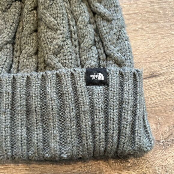 The North Face Women's Gray Cable Knit Beanie with Faux Fur Pom EUC - Picture 3 of 5